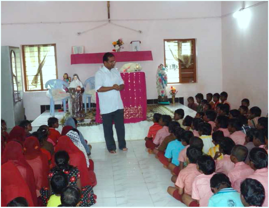 Pater Josey in der Schule von Januwar.